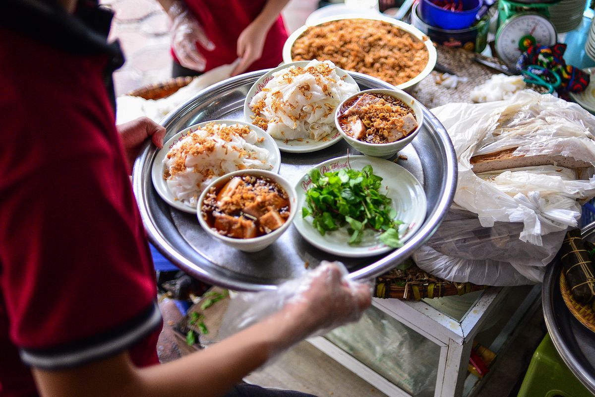 Bánh Cuốn Bà Hoành – Hành Trình Khám Phá Hương Vị Truyền Thống Hà Nội