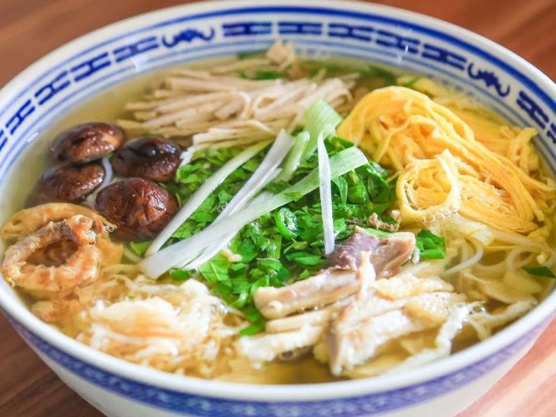 Bún Thang Cầu Gỗ: Hành Trình Ẩm Thực Khám Phá Tinh Hoa Hà Nội