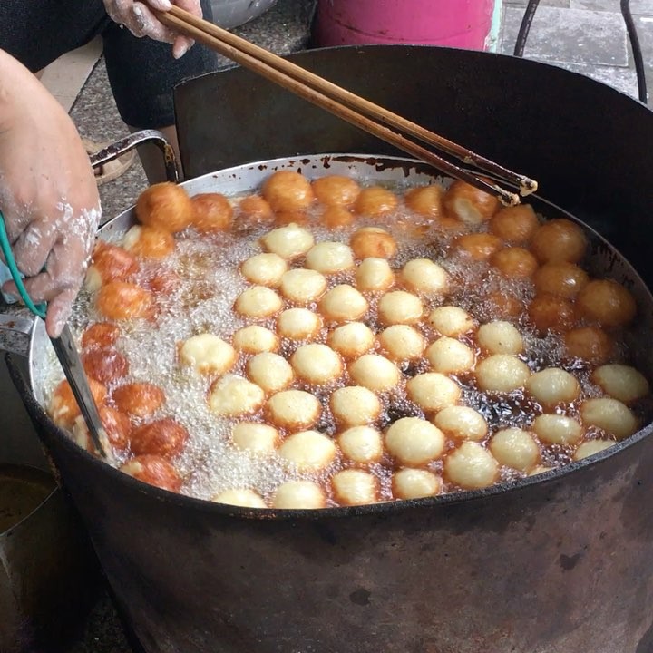 Cách chiên bánh rán bi vẫn giữ độ giòn rụm, thơm ngon