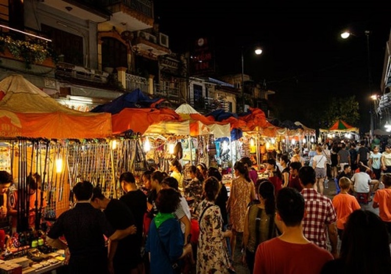 Chợ đêm Hà Nội: Phiên chợ sôi động thu hút khách du lịch