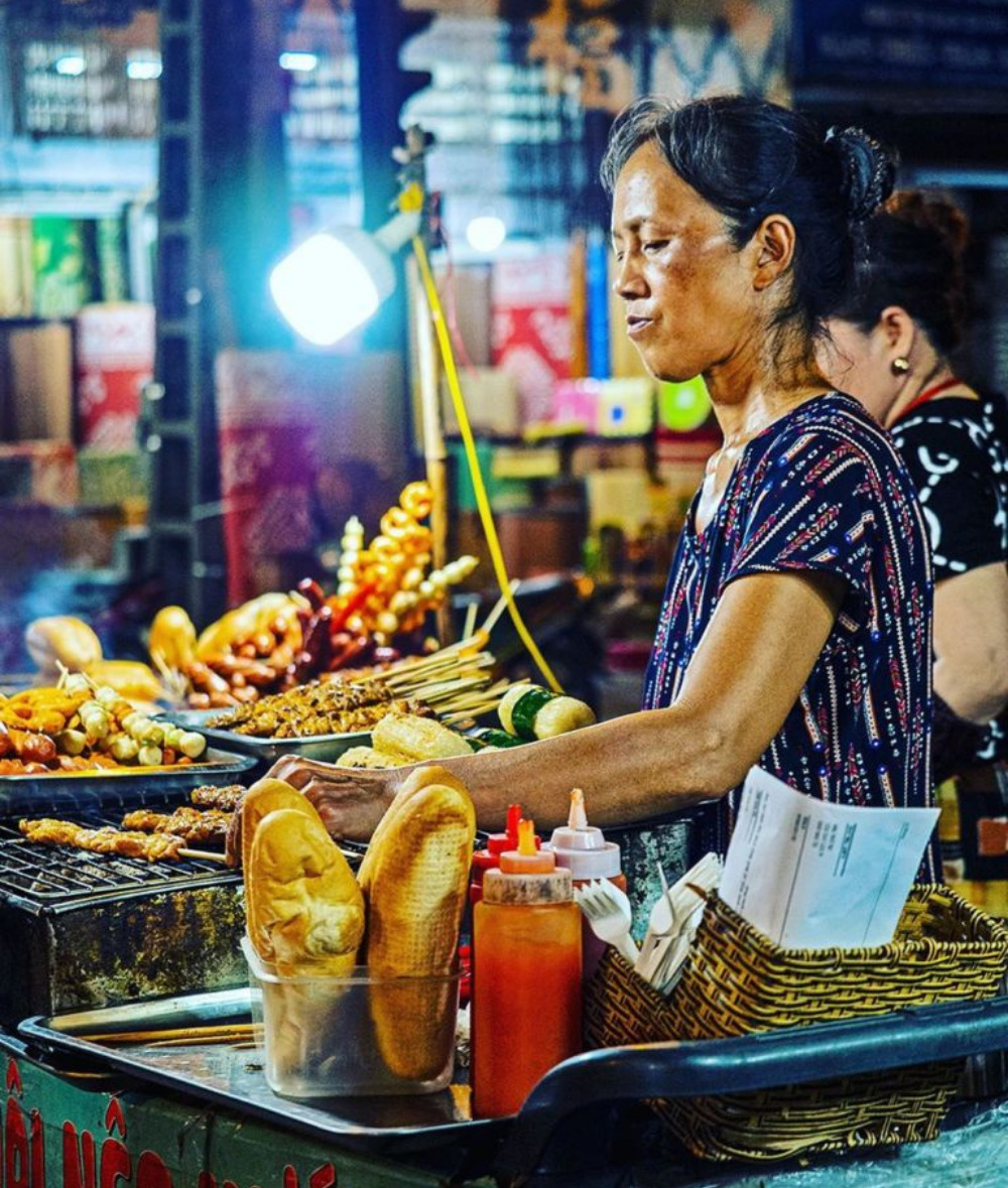 Chợ đêm Hà Nội: Phiên chợ sôi động thu hút khách du lịch