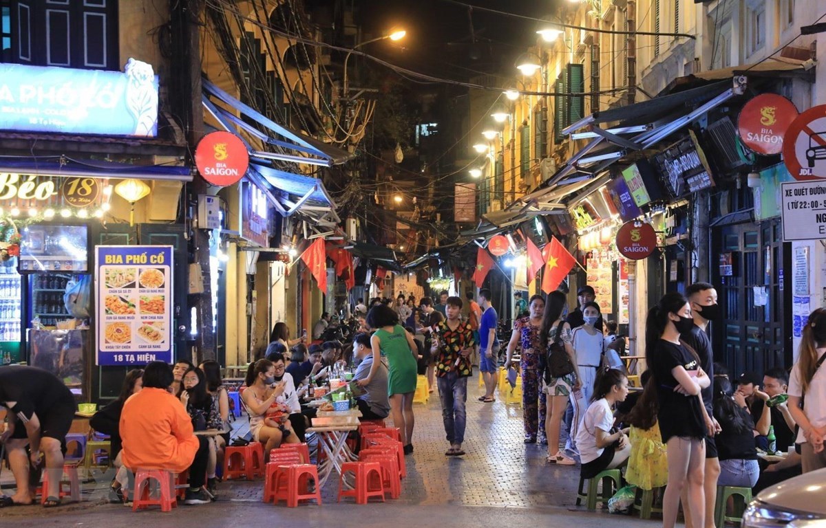 Chợ đêm Hà Nội: Phiên chợ sôi động thu hút khách du lịch