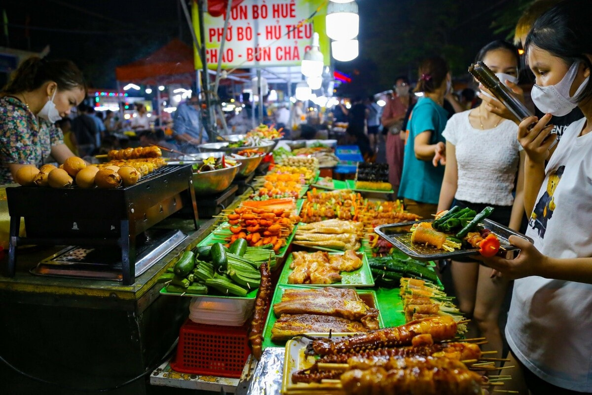 Chợ đêm Hà Nội: Phiên chợ sôi động thu hút khách du lịch