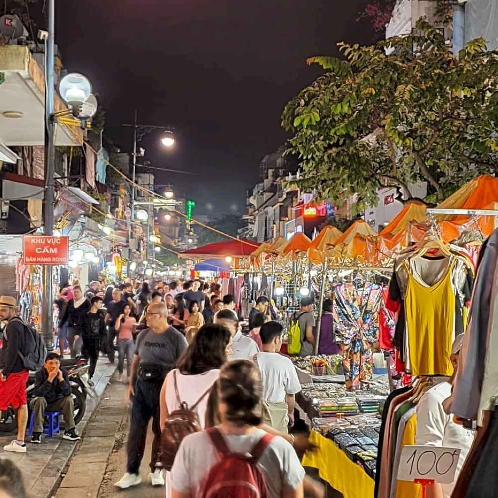 Chợ đêm Hà Nội: Phiên chợ sôi động thu hút khách du lịch