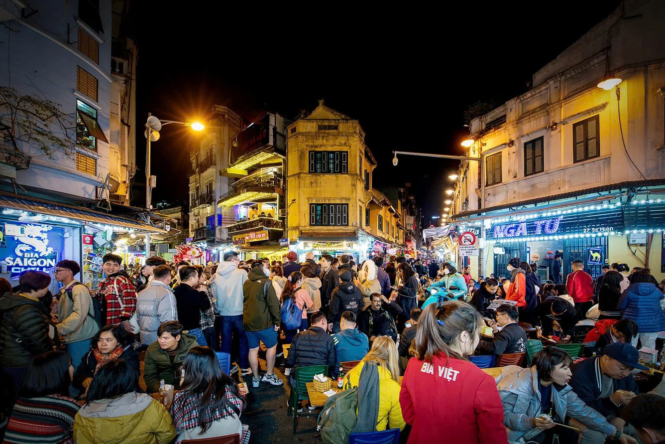 Chợ đêm Hà Nội: Phiên chợ sôi động thu hút khách du lịch