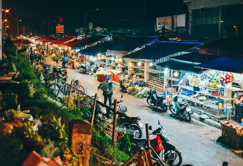 Chợ đêm Hà Nội: Phiên chợ sôi động thu hút khách du lịch