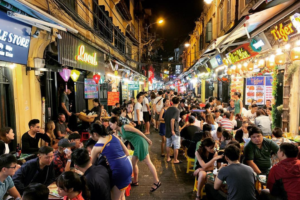 Chợ đêm Hà Nội: Phiên chợ sôi động thu hút khách du lịch