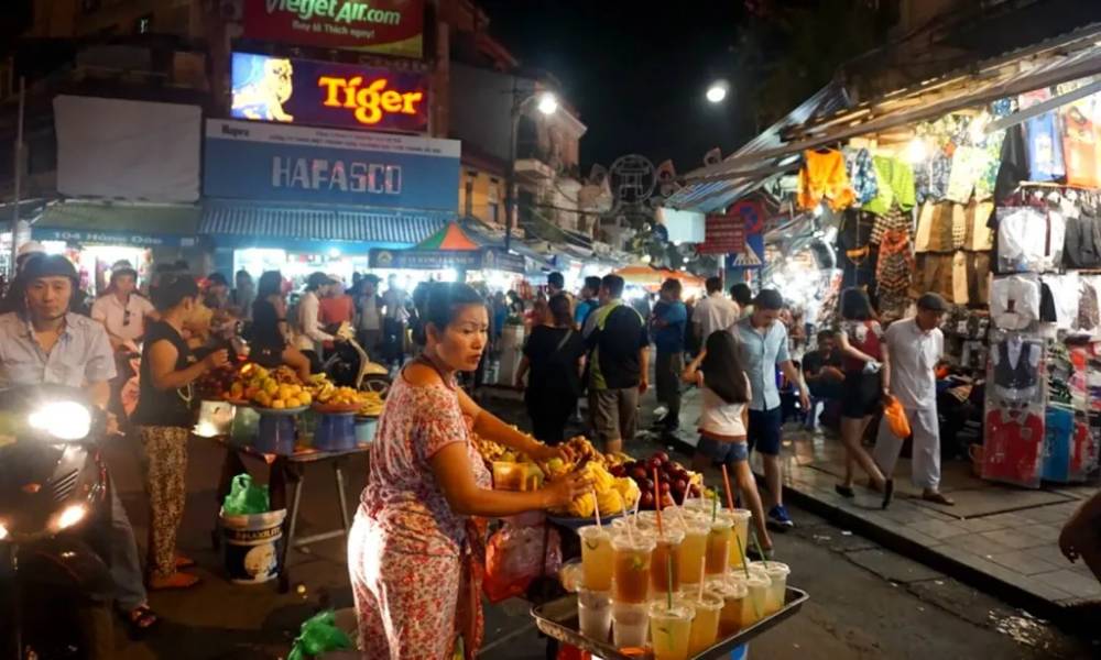 Chợ đêm Hà Nội: Phiên chợ sôi động thu hút khách du lịch