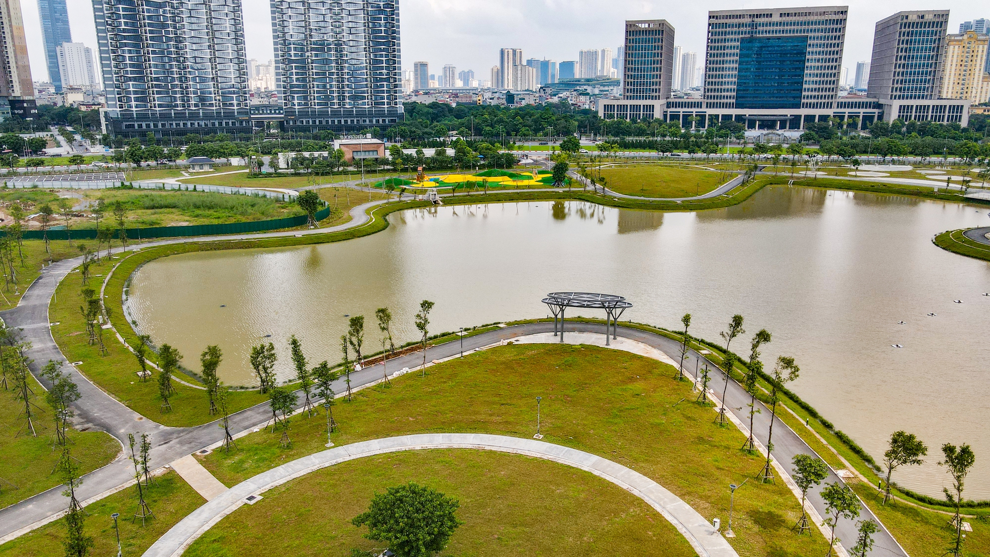 Công viên Mễ Trì – Hành trình khám phá thiên nhiên xanh giữa lòng Hà Nội