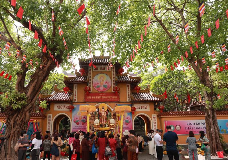 Du lịch Chùa Quán Sứ: Hành trình khám phá nét tâm linh giữa lòng Hà Nội