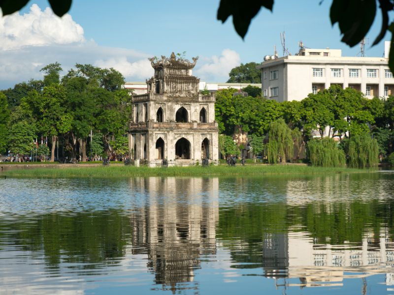 Hồ Hoàn Kiếm: Viên Ngọc Du Lịch Đầy Hấp Dẫn Giữa Lòng Thủ Đô Hà Nội