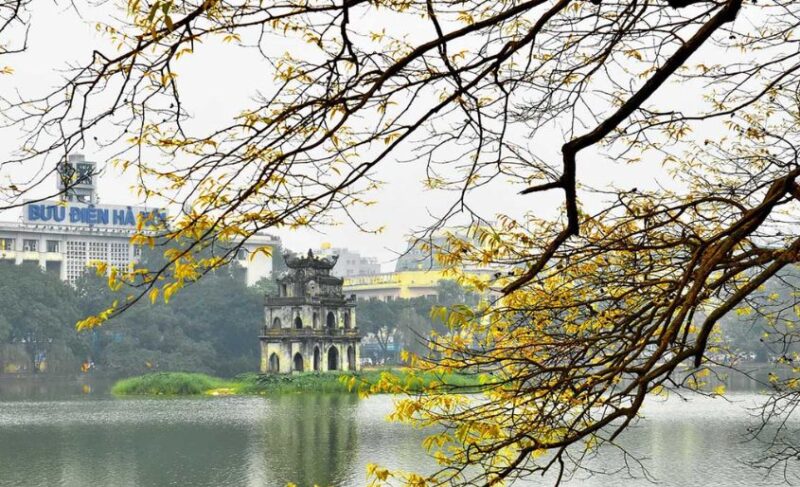 Hồ Hoàn Kiếm: Viên Ngọc Du Lịch Đầy Hấp Dẫn Giữa Lòng Thủ Đô Hà Nội
