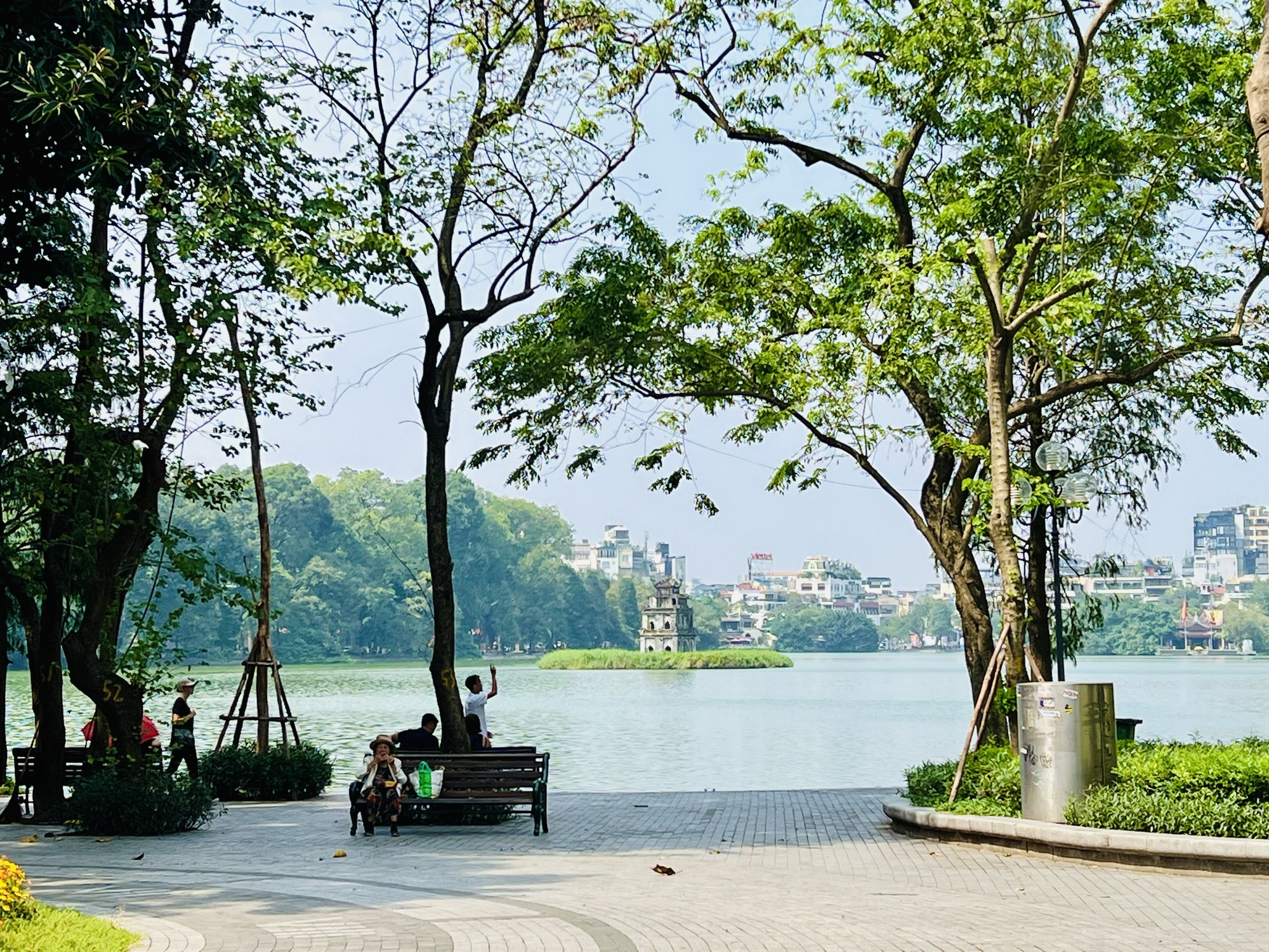 Hồ Hoàn Kiếm: Viên Ngọc Du Lịch Đầy Hấp Dẫn Giữa Lòng Thủ Đô Hà Nội