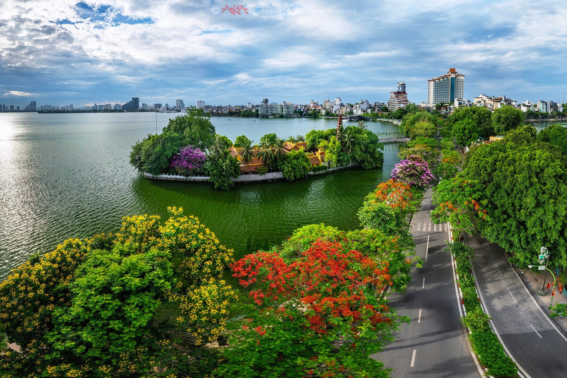 Hồ Tây địa điểm check-in thơ mộng quyến rũ giữa lòng Hà Nội