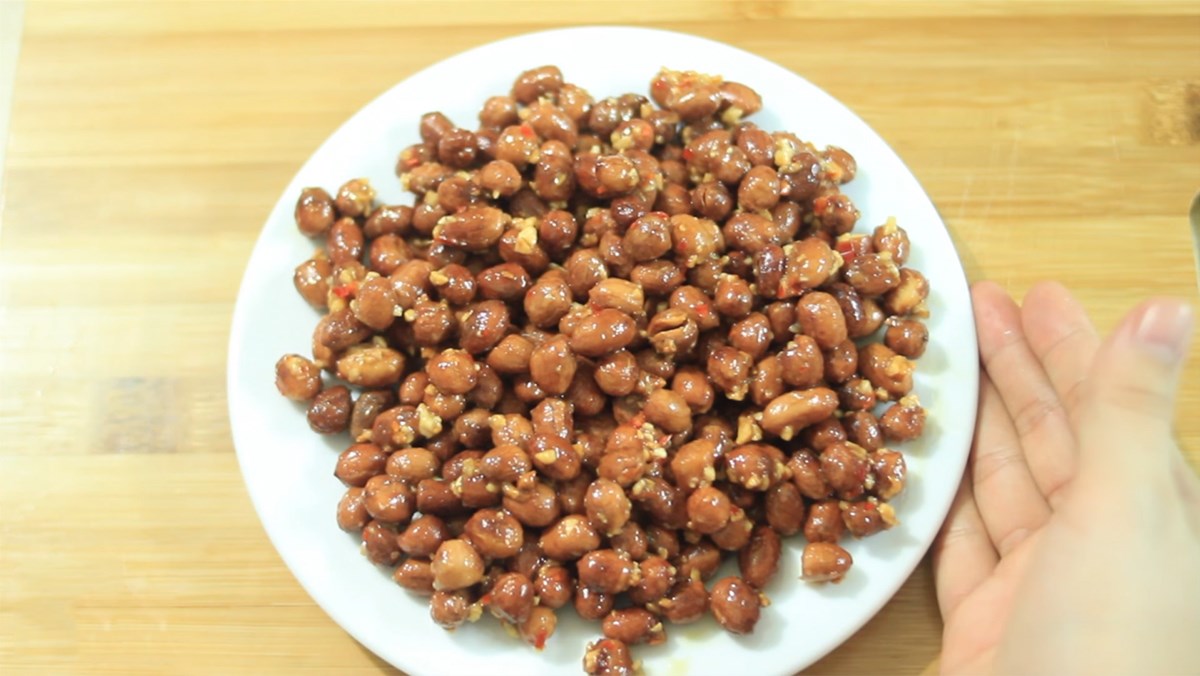 Lạc rang húng lìu: Cách rang lạc ngon chuẩn vị Hà Nội