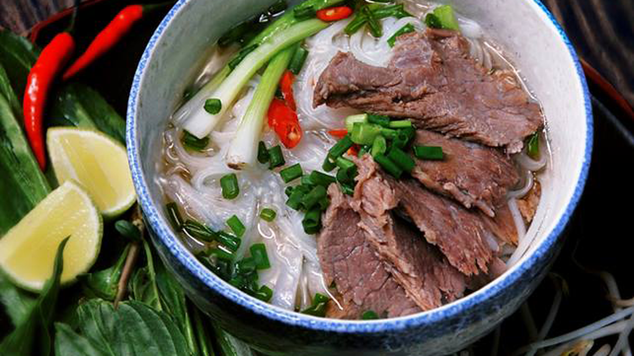 Phở Bát Đàn: Tinh hoa ẩm thực gia truyền 100 năm tại Hà Nội