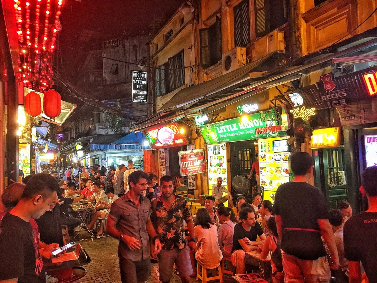 Phố bia Tạ Hiện – Review “Phố Không Ngủ” Độc Nhất Vô Nhị Của Hà Nội