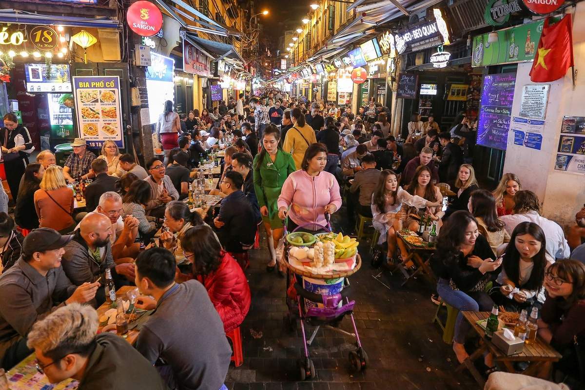Phố bia Tạ Hiện – Review “Phố Không Ngủ” Độc Nhất Vô Nhị Của Hà Nội