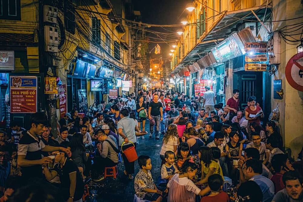 Phố bia Tạ Hiện – Review “Phố Không Ngủ” Độc Nhất Vô Nhị Của Hà Nội