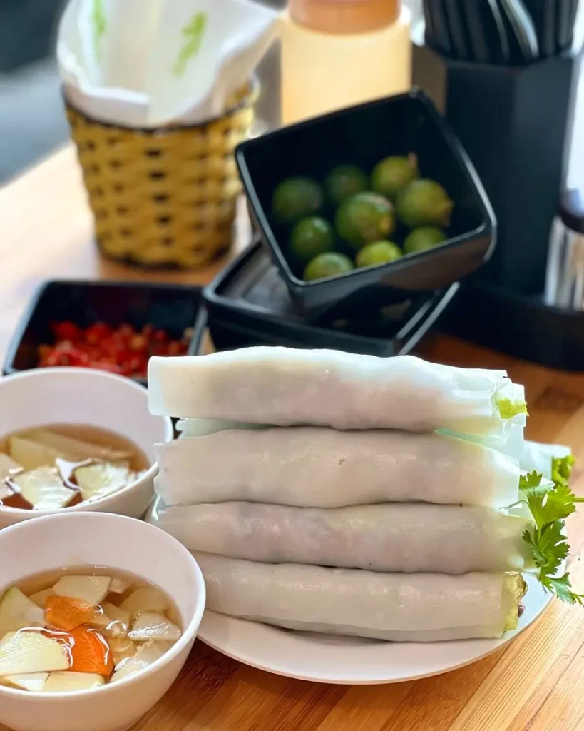 Phở cuốn Ngũ Xá: Tinh Hoa Ẩm Thực Hà Nội và Hành Trình Khám Phá Cùng Era Hotel