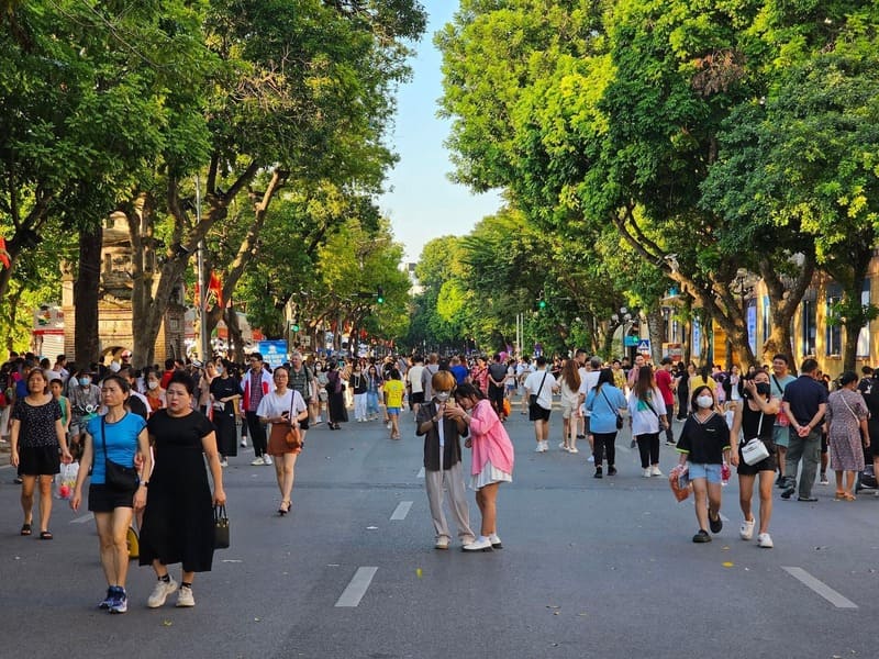 Phố đi bộ Hồ Gươm: Nơi Giao Thoa Văn Hóa Và Lịch Sử Ngàn Năm