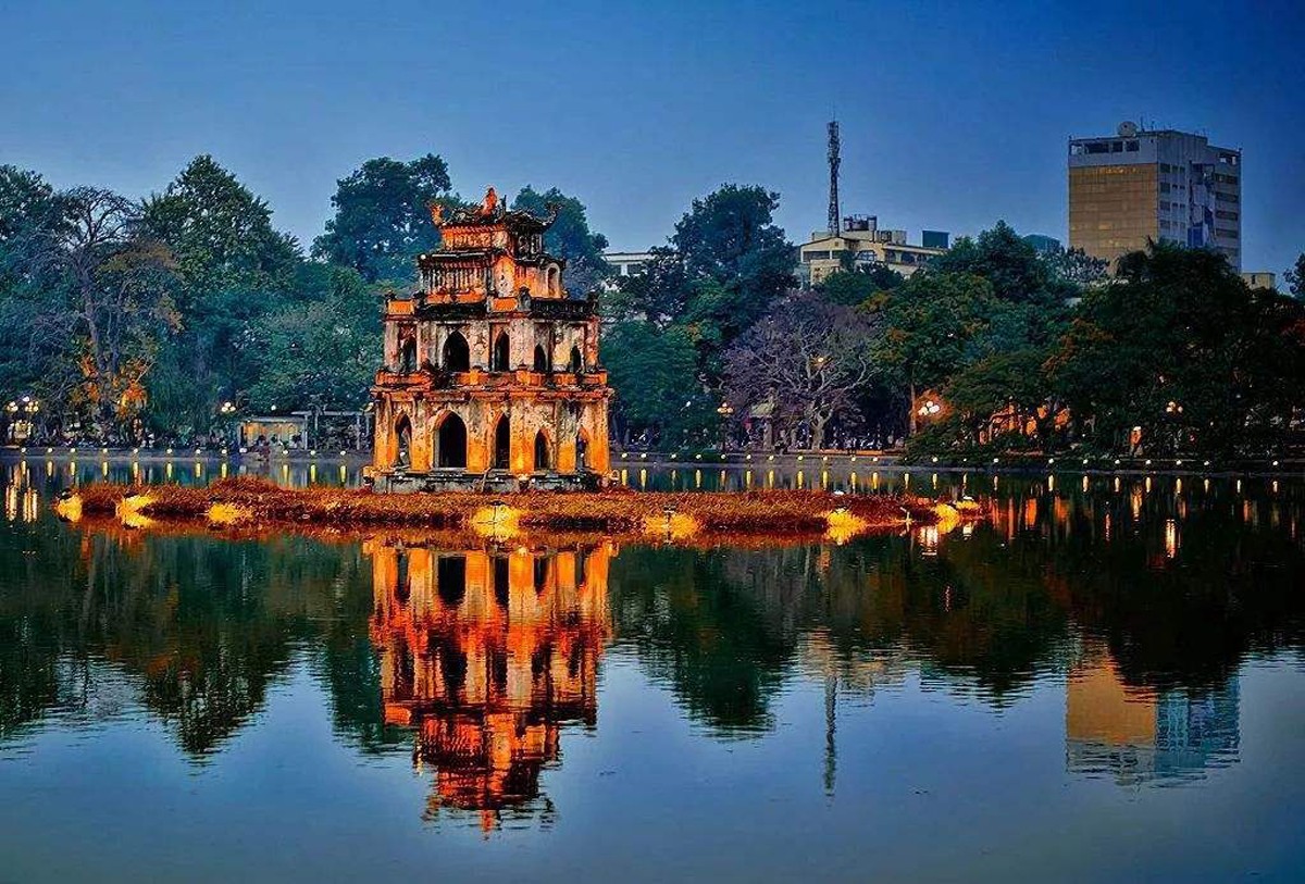 Phố đi bộ Hồ Hoàn Kiếm: Cẩm nang ăn chơi từ A &#8211; Z