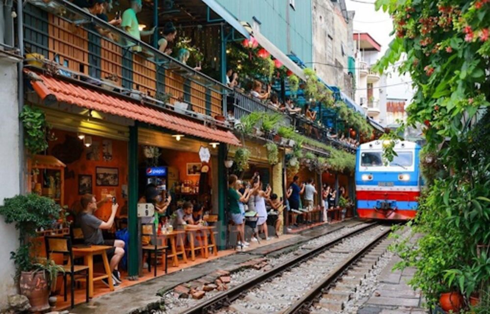 Phố đường tàu Phùng Hưng: Trải nghiệm &#8220;thót tim&#8221;, độc đáo ở Hà Nội