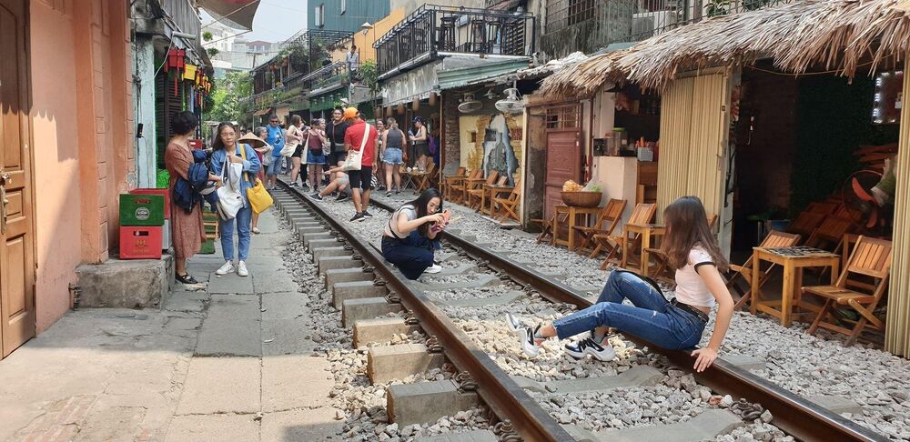 Phố đường tàu Phùng Hưng: Trải nghiệm &#8220;thót tim&#8221;, độc đáo ở Hà Nội