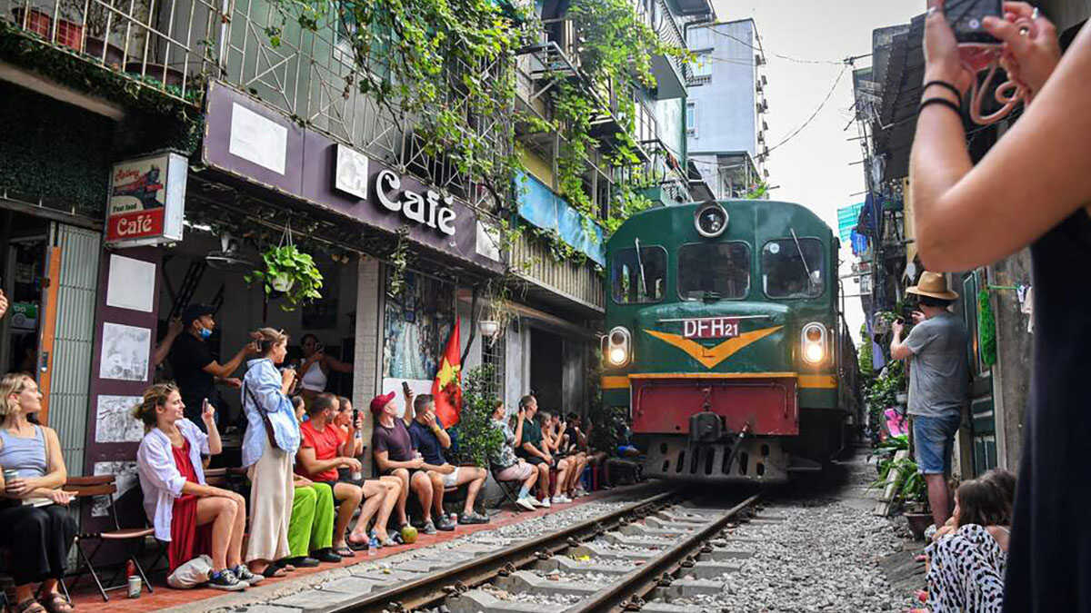 Phố đường tàu Phùng Hưng: Trải nghiệm &#8220;thót tim&#8221;, độc đáo ở Hà Nội