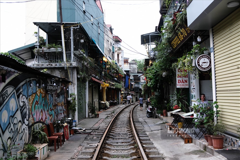 Phố đường tàu Phùng Hưng: Trải nghiệm &#8220;thót tim&#8221;, độc đáo ở Hà Nội