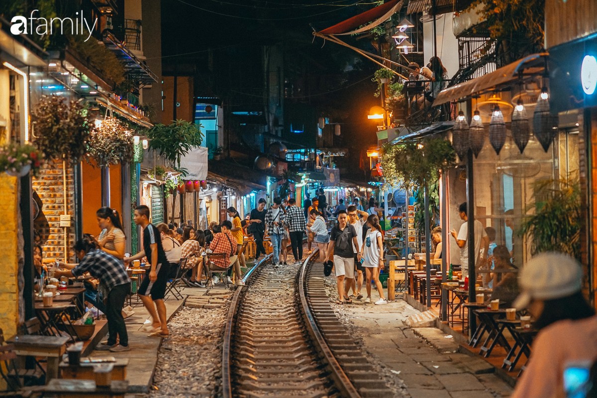 Phố đường tàu Phùng Hưng: Trải nghiệm &#8220;thót tim&#8221;, độc đáo ở Hà Nội