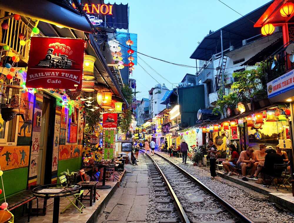 Phố đường tàu Phùng Hưng: Trải nghiệm &#8220;thót tim&#8221;, độc đáo ở Hà Nội