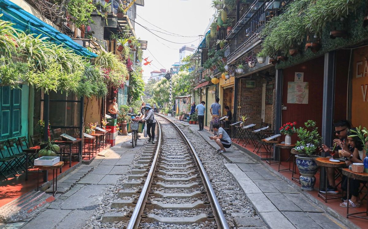 Phố đường tàu Phùng Hưng: Trải nghiệm &#8220;thót tim&#8221;, độc đáo ở Hà Nội