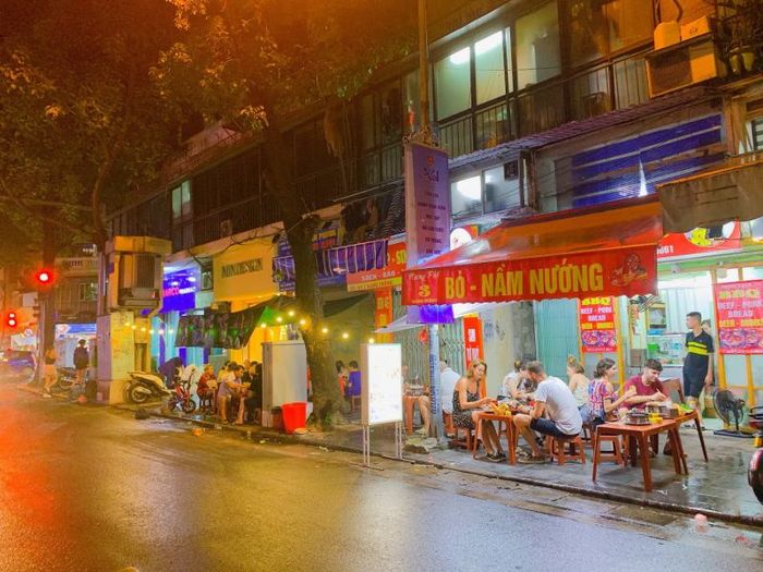 Phố Hàng Trống: Nhịp sống hối hả của Hà Nội