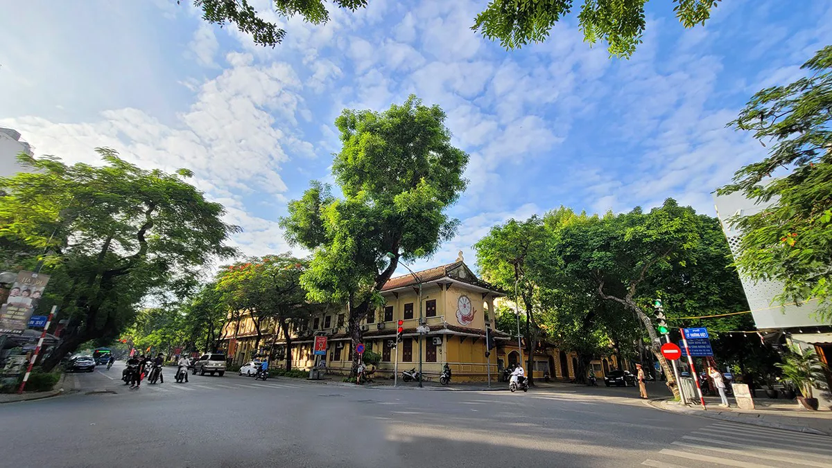Phố Lý Thường Kiệt: Khu phố tuyệt đẹp lúc sáng sớm