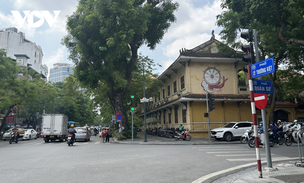 Phố Lý Thường Kiệt: Khu phố tuyệt đẹp lúc sáng sớm
